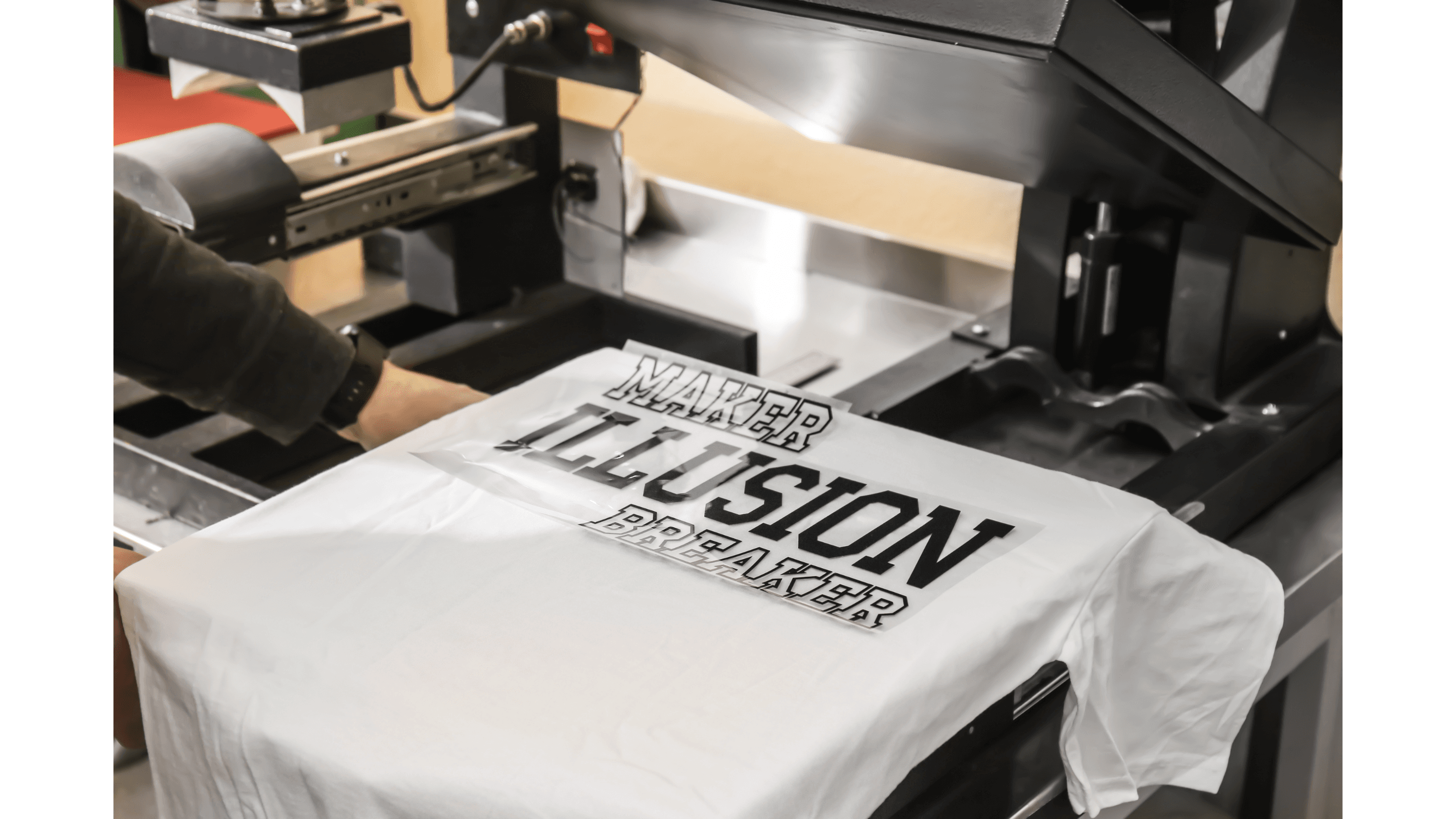 Prensa de calor aplicando una transferencia DTF sobre playera blanca